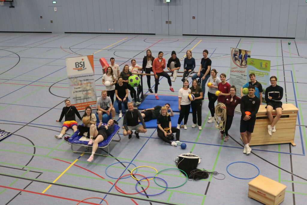 Gruppenfoto von oben in einer Sporthalle