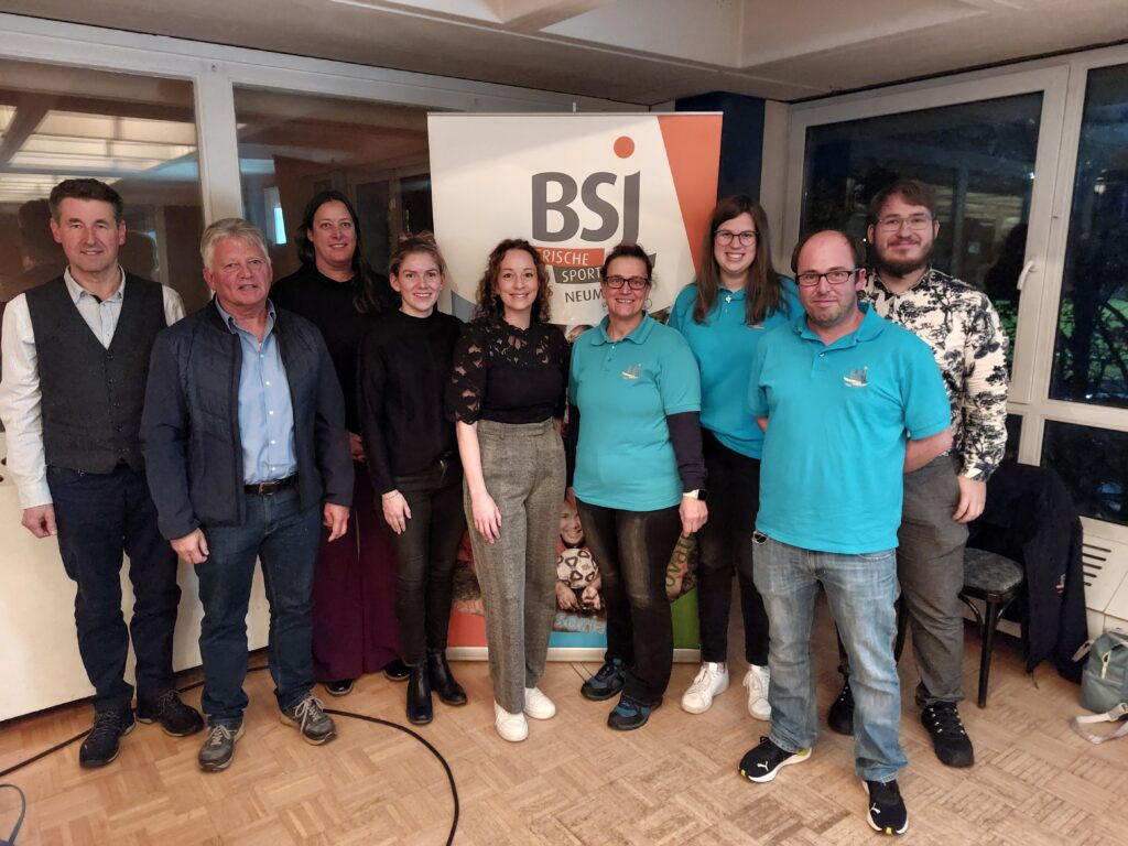 Die Referenten und Veranstalter der Jugendleitertagung stellen sich zum Gruppenfoto auf.