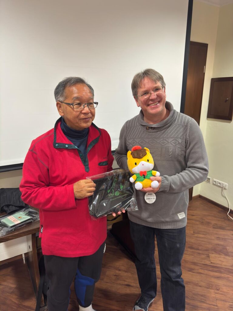 Delegationsleiter Japan bedankt sich bei Kreisjugendleiter Stefan Werner