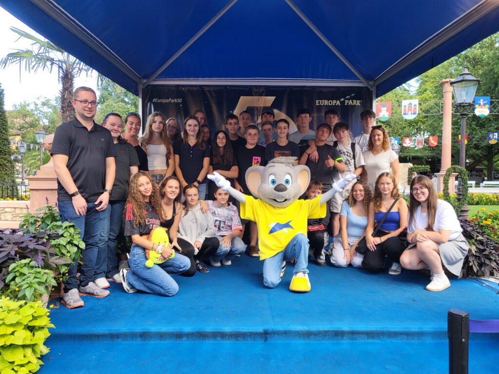 Jugendgruppe mit Ed Euromaus