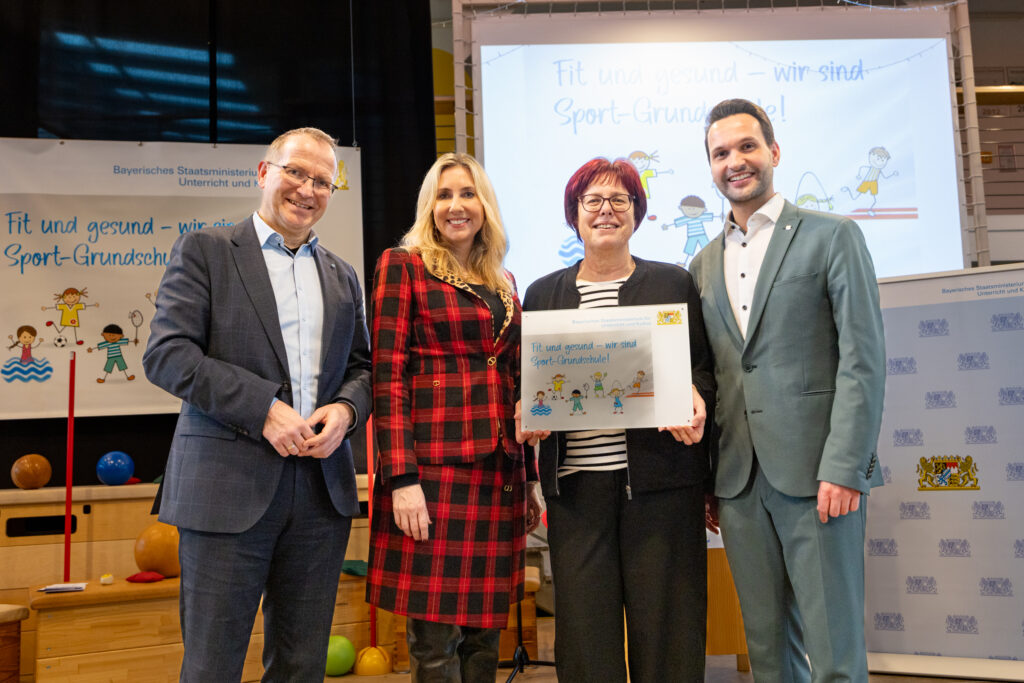 Vier Personen schauen in die Kamera. Unter anderen sind BLSV Präsident Jörg Ammon und Kultusministerin Anna Stolz zu sehen.