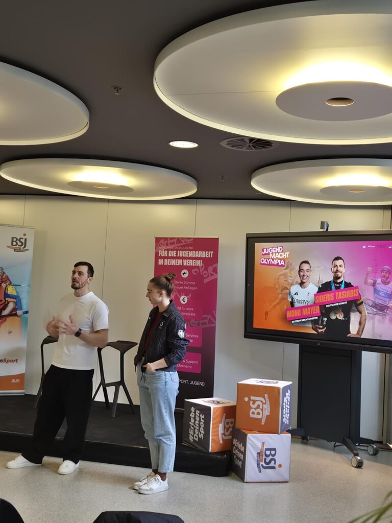 Sideris Tasiadis und Mona Mayer berichten von ihren Erfahrungen