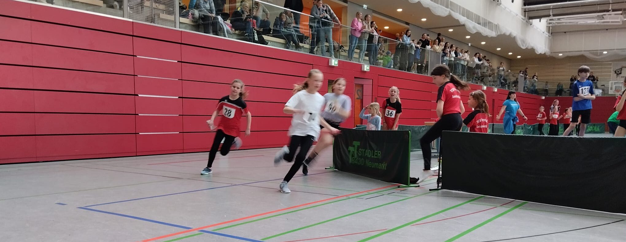 Schülerinnen beim Staffellauf in der Halle