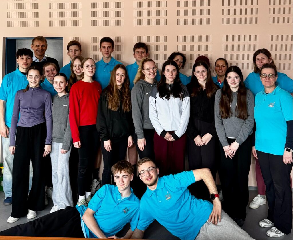 Eine Gruppe junger Menschen, die eine Ausbildung zum Clubassistenten absolviert haben