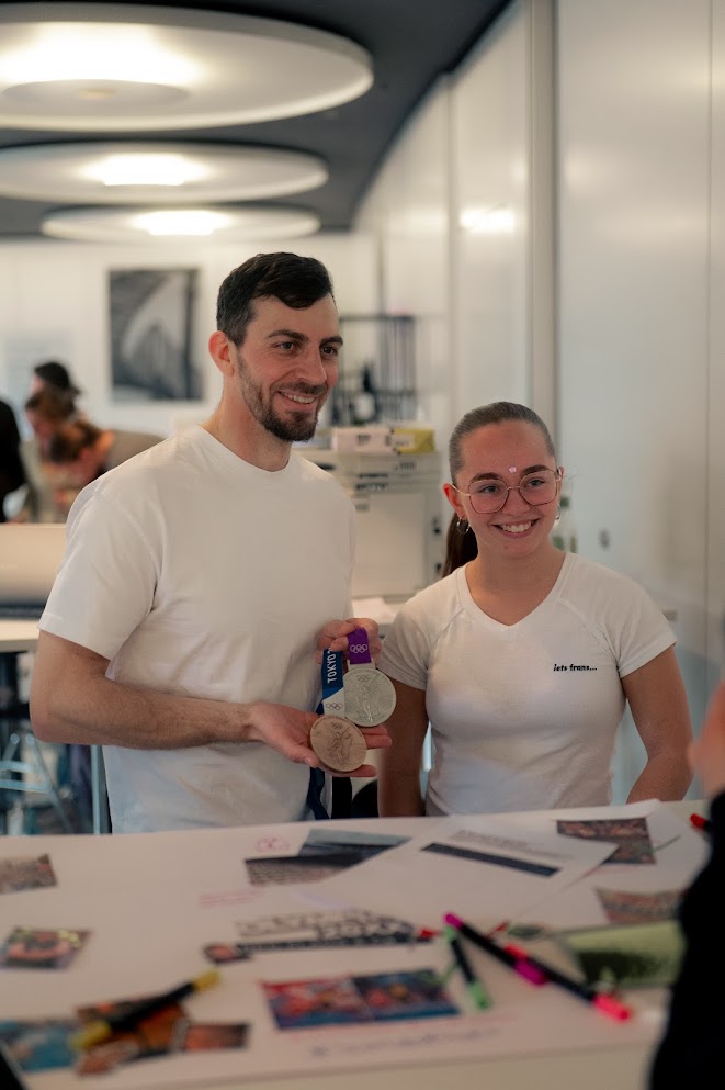 Kanute und Olympiateilnehmer Sideris Tasiadis mit einer Teilnehmerin