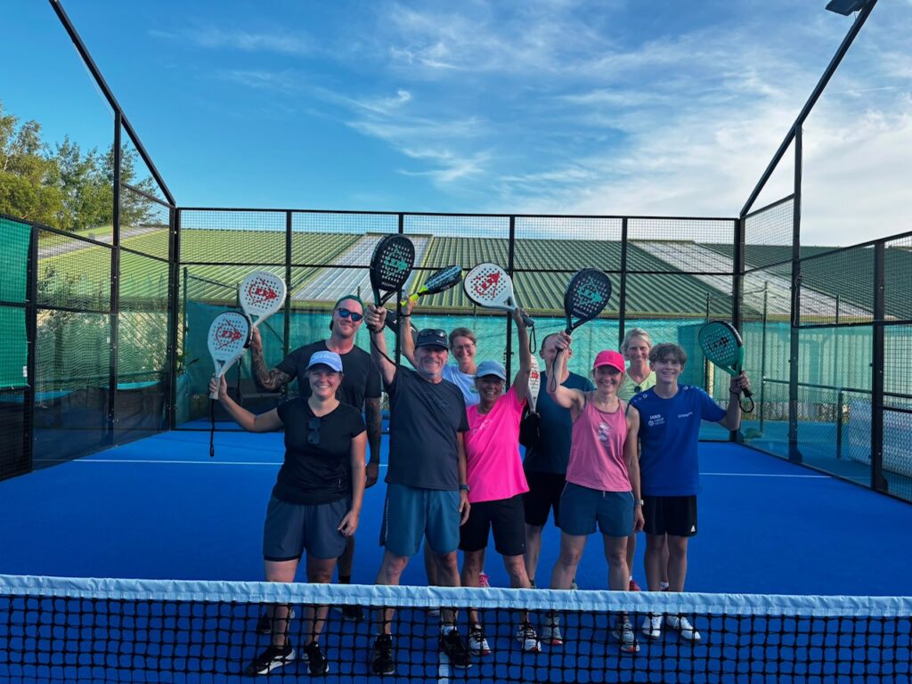 Als eine absolute Bereicherung im Trendsport, konnte das Padelschnuppern bezeichnet werden. Hinten rechts Maria Segerer als fachkundige Anleitung und das BSJ Team Amberg um Reinhard Weber 2. vl, mit Unterstützern.